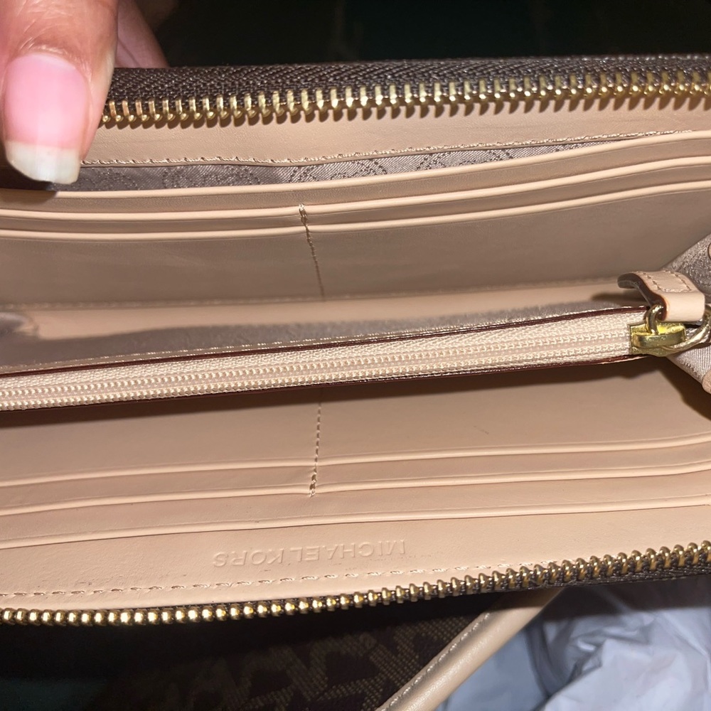 ❌SOLD❌Michael Kors Jet Set Travel Top Zip Signature
Tote Brown. & Wallet - Picture 8 of 13